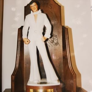 McCormick Distillery Aloha Elvis statue
